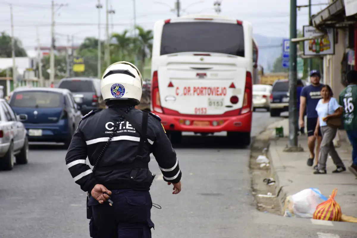 Portoviejo Cooperativas de transporte acuerdan ordenar parada de buses en el redondel de la Producción