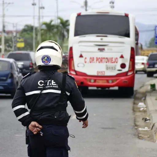 Portoviejo: Cooperativas de transporte acuerdan ordenar parada de buses en el redondel de la Producción