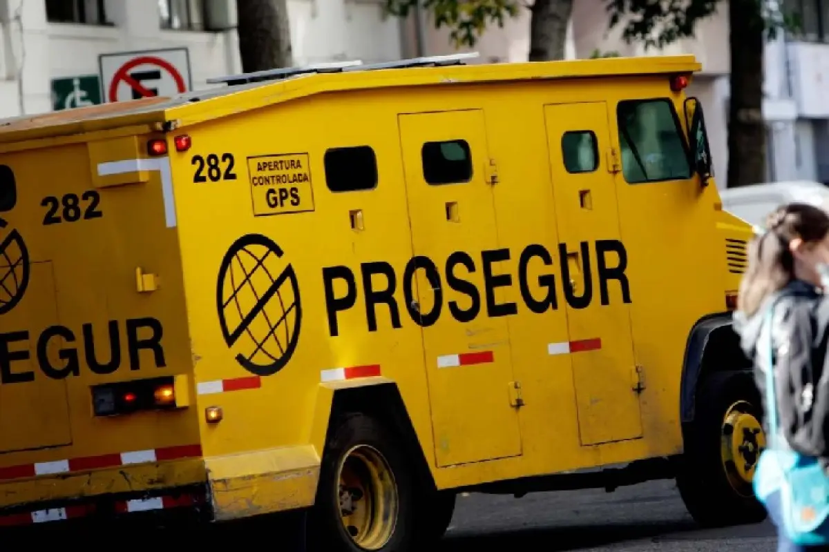 Cuatro sujetos, entre ellos un trabajador plenamente identificado de la empresa Prosegur son sospechosos de robar cuatro bolsas