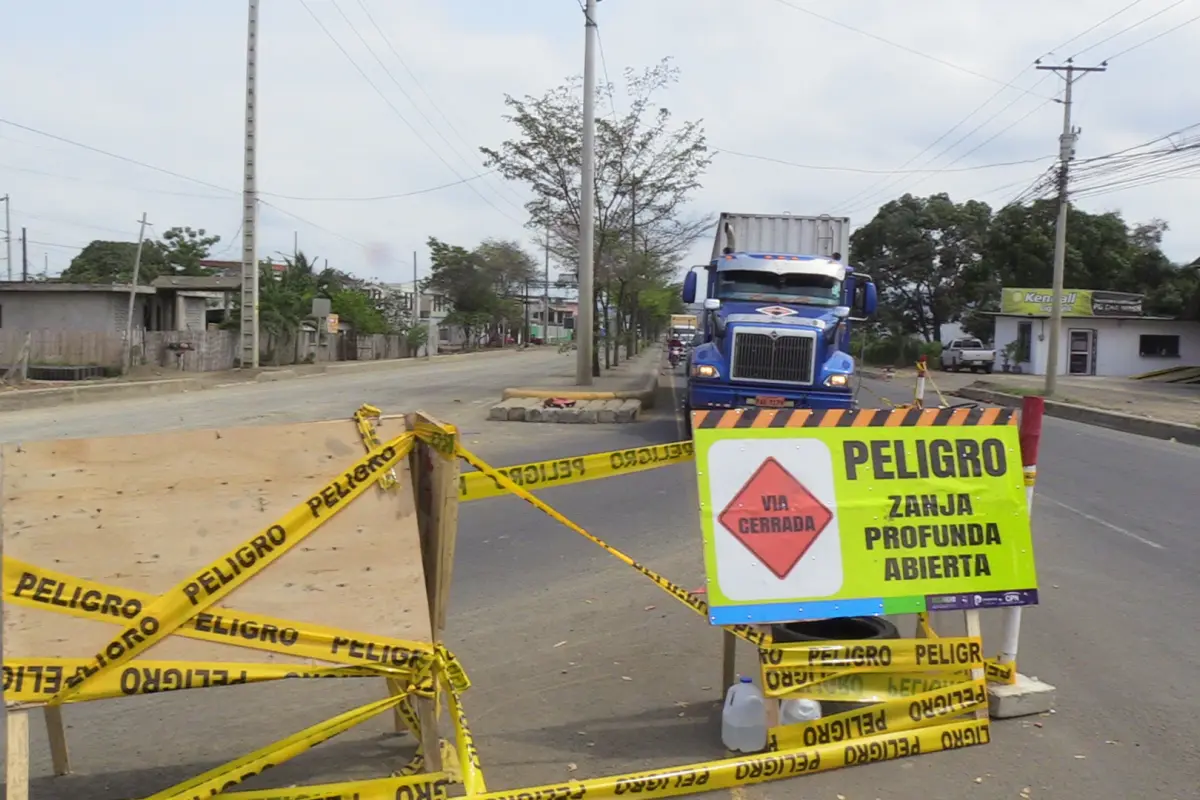 Proyecto Megahidro diez días de cierre de carril de paso lateral provocan riesgos viales en Portoviejo