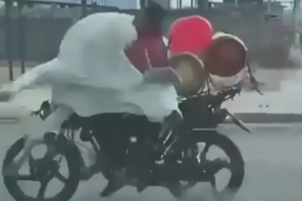 Un motociclista chocó contra una vaca en el sector de Villa Bonita, en el noroeste de Guayaquil, en un incidente inusual que no dejó personas ni animales heridos.