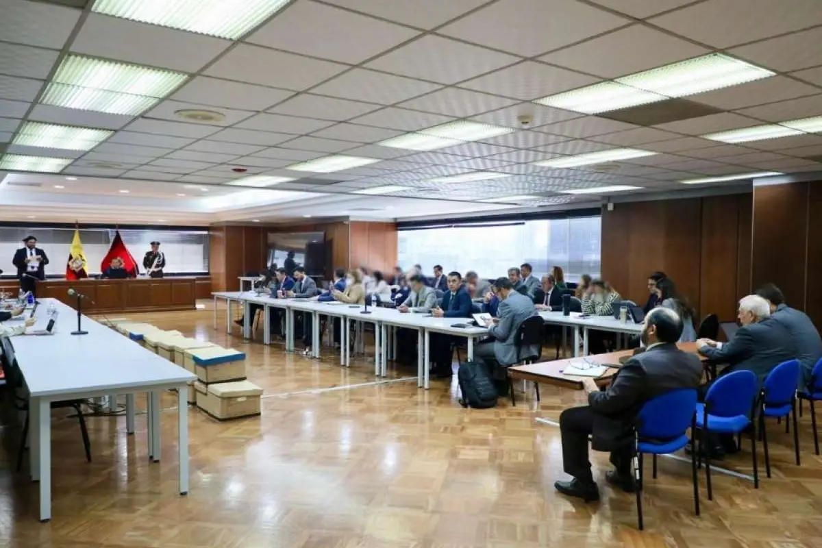 Juicio histórico en el caso Sinohydro: 21 procesados, incluido un expresidente, enfrentan a la justicia por cohecho.