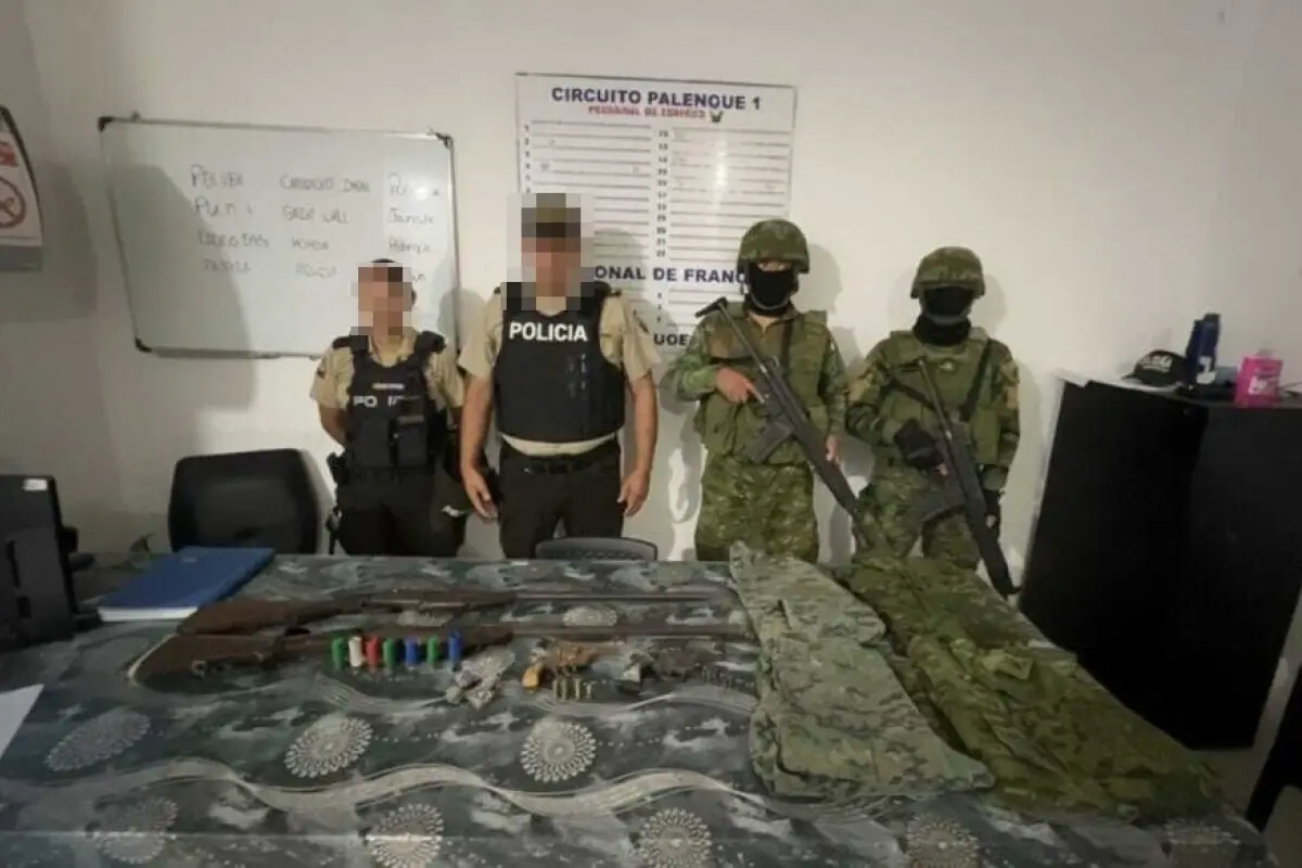 Operativo militar en Palenque encuentra arsenal, municiones e indumentaria militar en casa abandonada.
