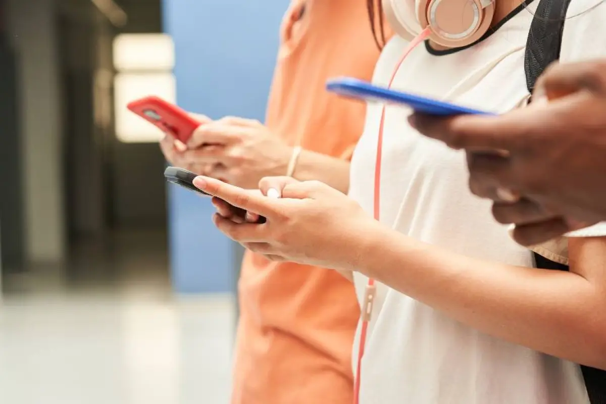 Australia se convierte en el primer país del mundo en prohibir el uso de redes sociales a menores de 16 años, La nueva ley no sanciona a los adolescentes que entren a redes sociales. 