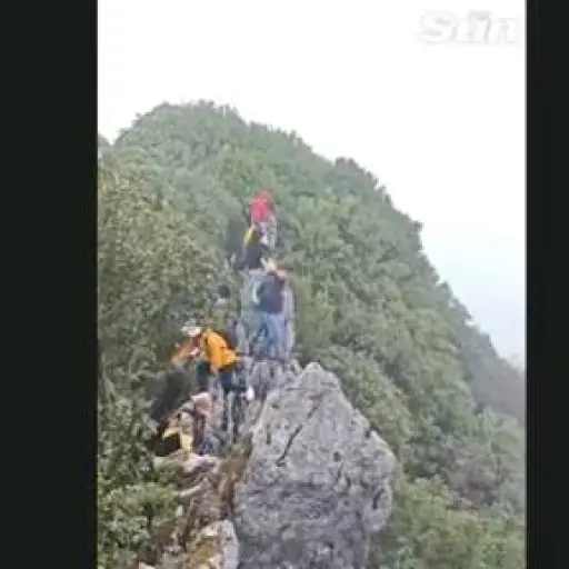 Turista resbala por un acantilado mientras hacía una selfie y logra sobrevivir