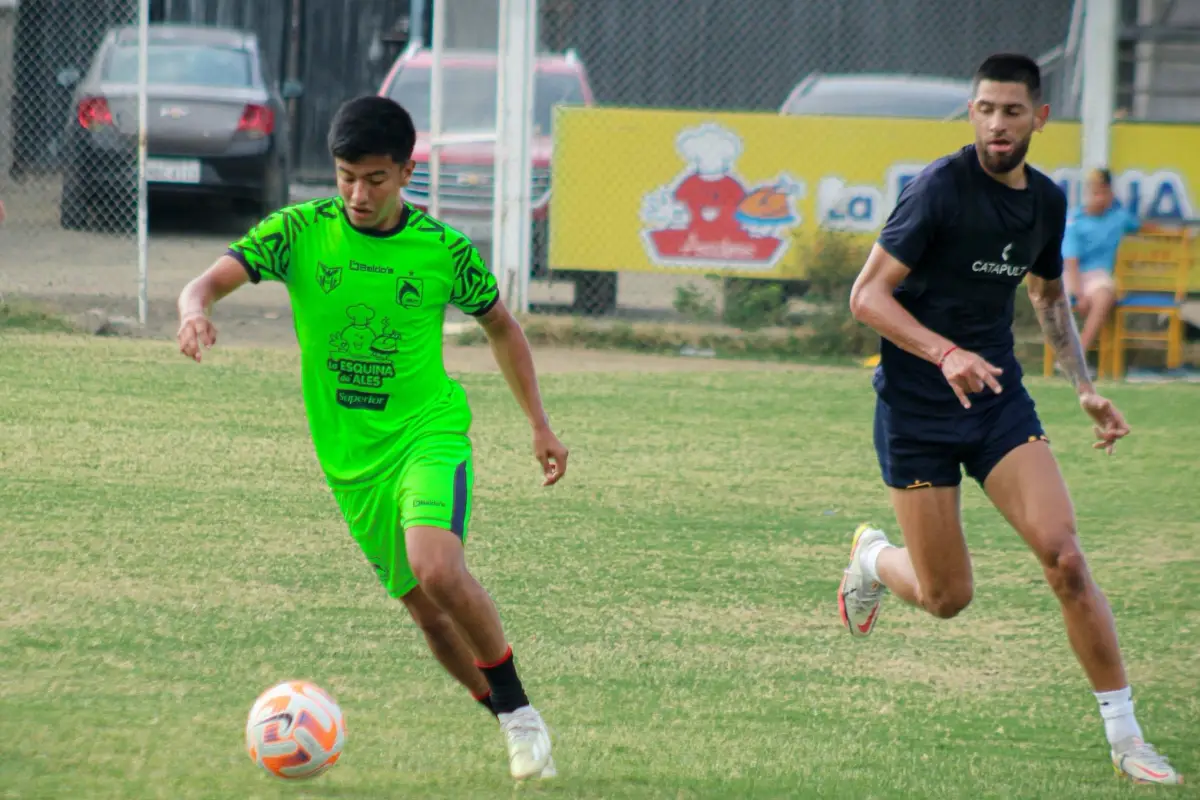 Práctica de fútbol de Delfín SC.
