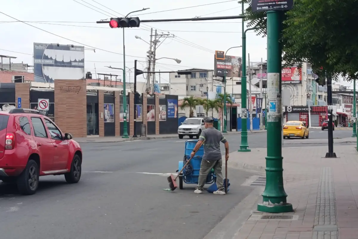 Un obrero municipal haciendo su labor en el barrio de calles por la Av. Flavio Reyes. 