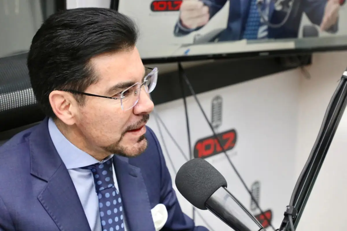 Leonardo Alarcón, fiscal general del Estado (e), durante entrevista en Radio Sucesos. Fotografía:  @FiscaliaEcuador