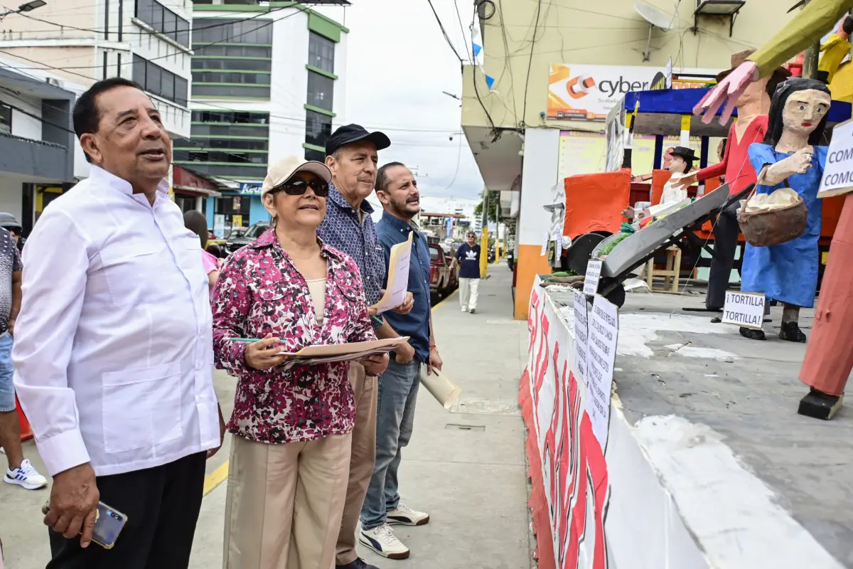El jurado calificador visita una de las alegorías.