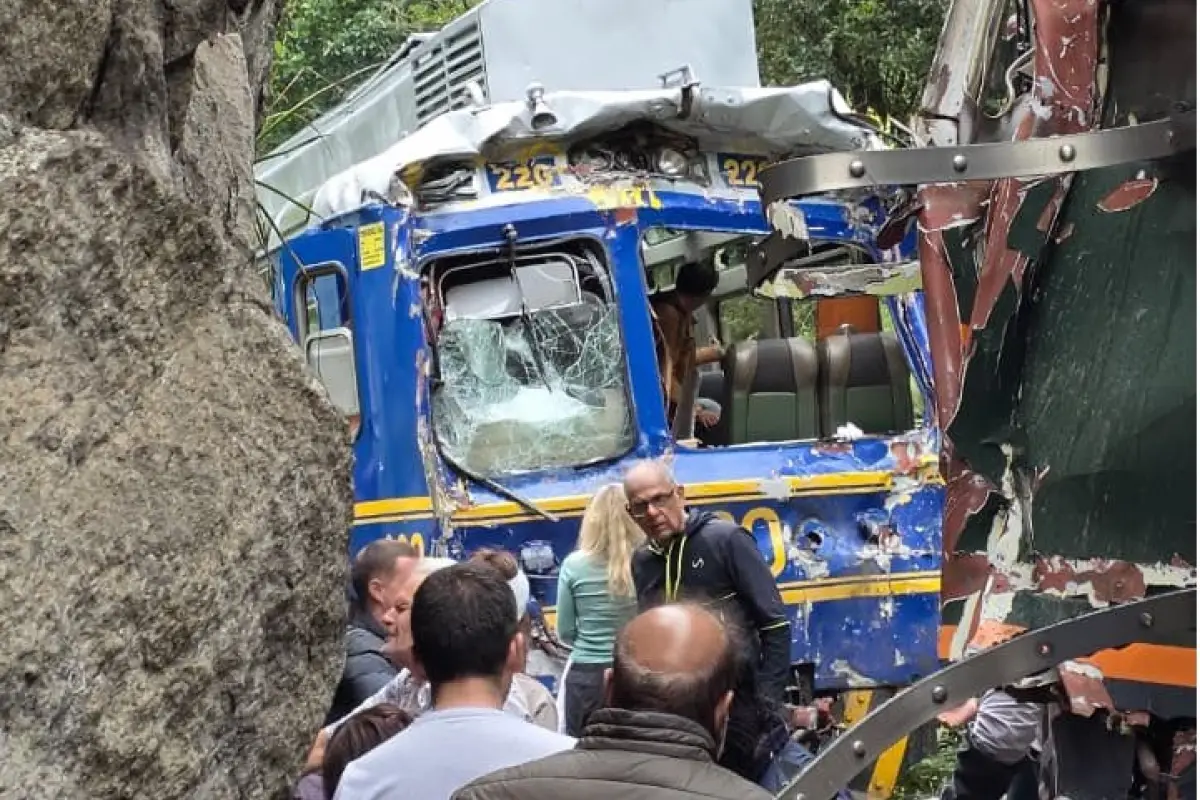 Los dos trenes quedaron destruidos tras el choque  frontal que se registró en la vía a Machu Picchu