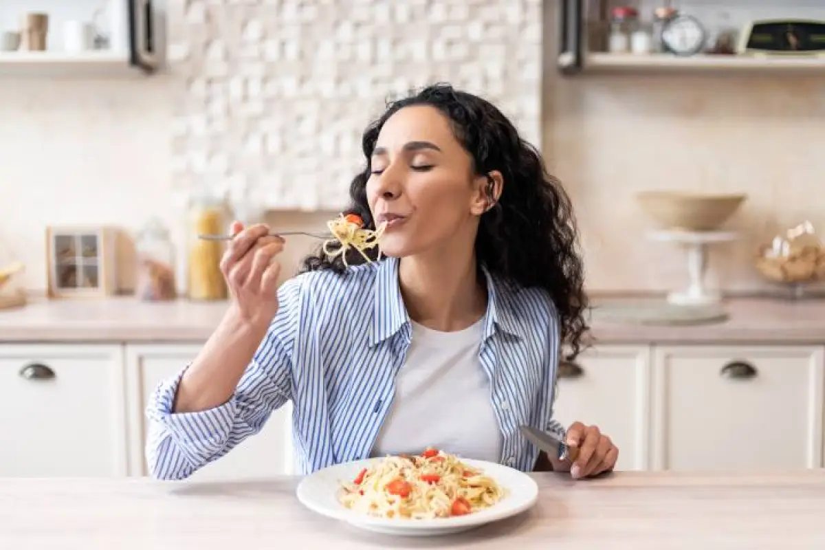 Comer sin pantallas ni interrupciones permite disfrutar los sabores, reconocer la saciedad y fortalecer la relación con la comida.