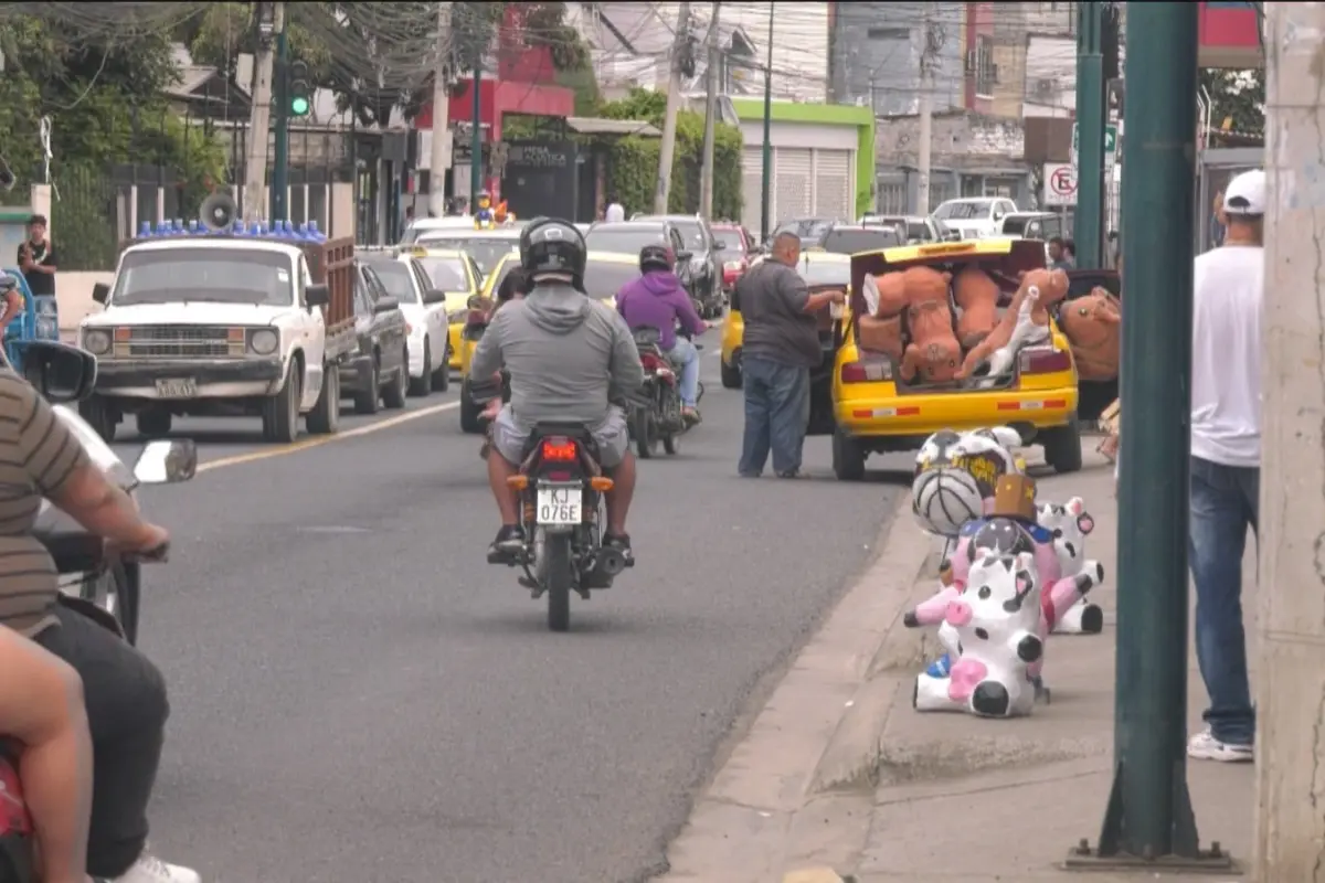 Monigotes exhibidos sobre la vereda obligan a conductores a maniobras riesgosas en vías de alto tráfico., 