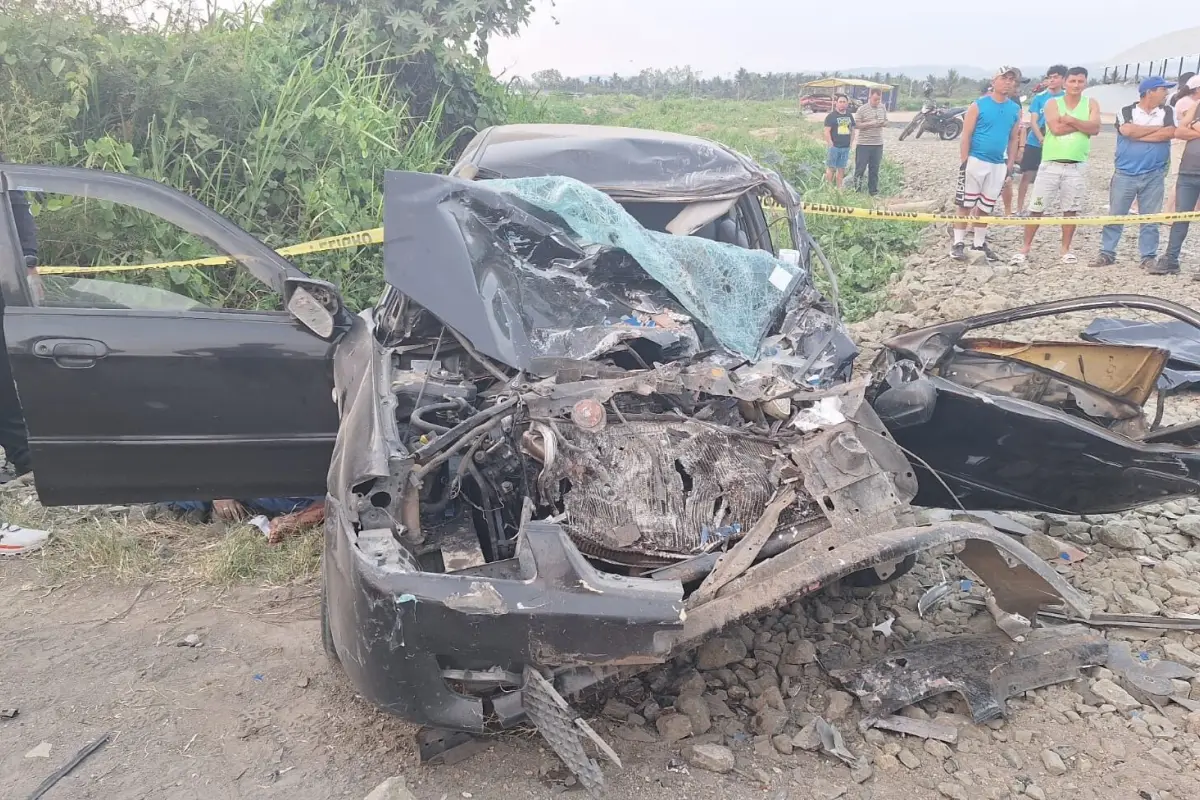 El auto en el que viajaba la familia quedó totalmente destruido luego del impacto con un bus., 