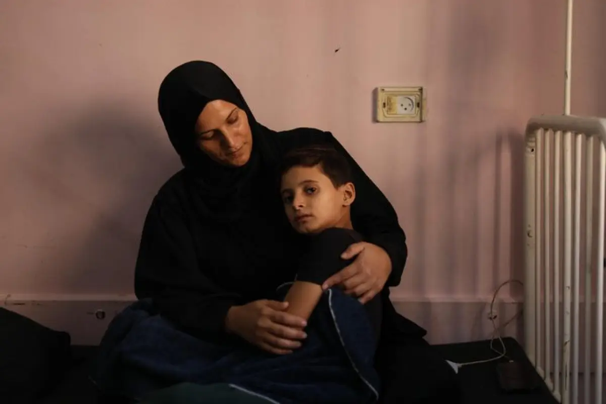 A pesar del cese al fuego de octubre 2025, los civiles palestinos siguen muriendo a diario por acciones israelíes en Gaza. El sistema sanitario permanece gravemente insuficiente, con escasez crítica de medicamentos y suministros.