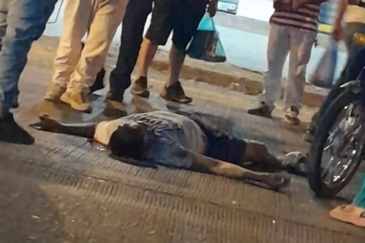 Varias personas que circulaban por el sector encontraron el cuerpo del hombre tirado en la vía., 