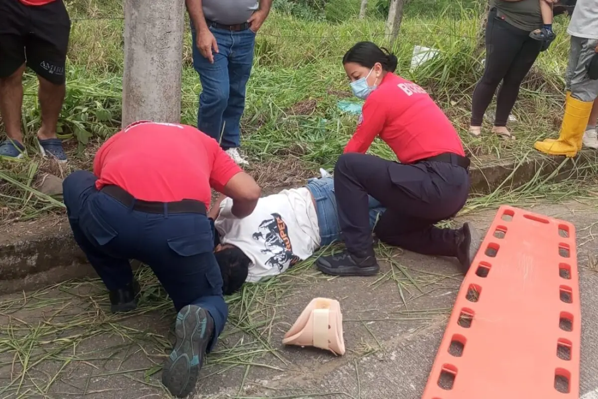 La víctima fue auxiliada por los bomberos quienes no pudieron hacer nada por la vida del motociclista., 
