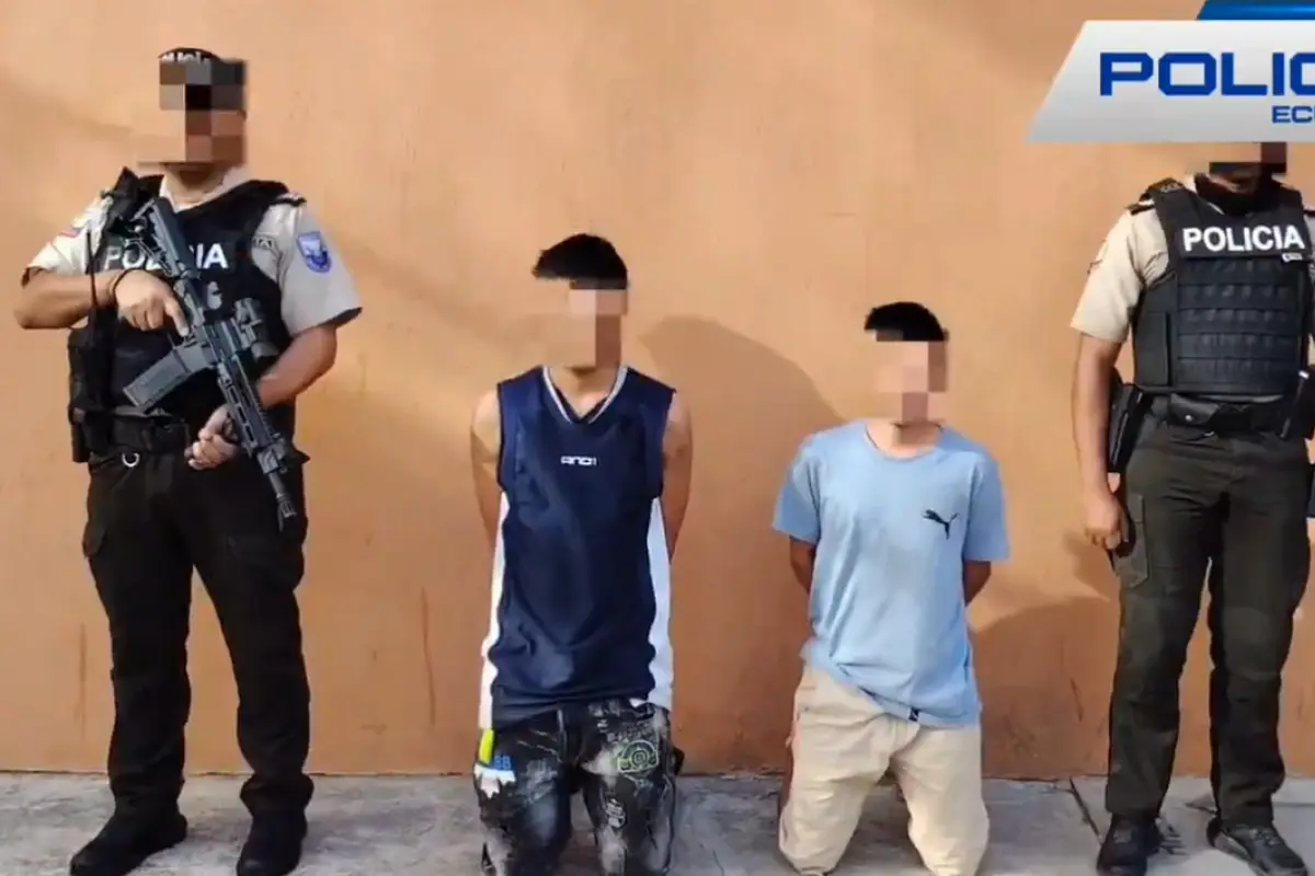 Operativo en barrio Las Cumbres de Manta termina con aprehensión de dos adultos y dos menores por tenencia de arma., 