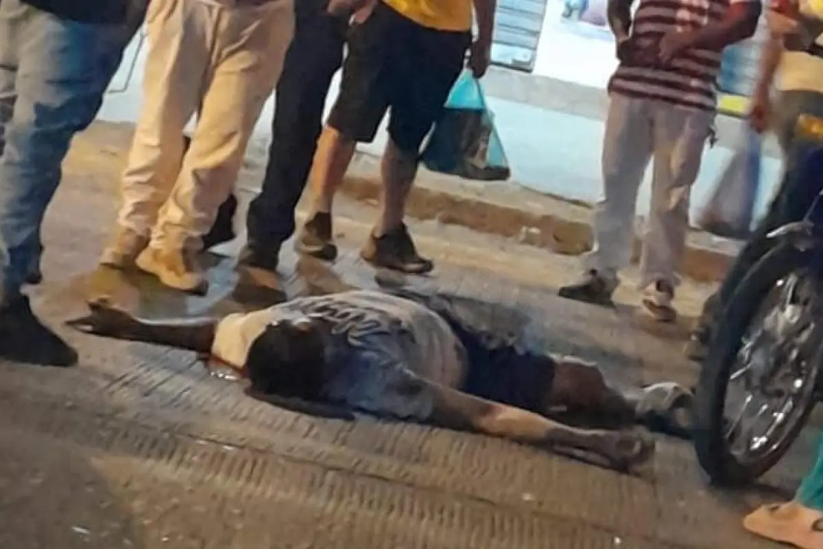 Quienes circulaban por el sector intentaban reconocer a la víctima que pasó varias horas en la morgue sin ser identificado., 