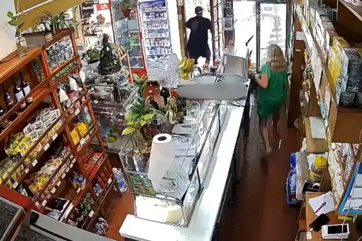 La cajera de un negocio se enfrenta con un cuchillo contra un ladrón que llegó a robar en el negocio que atendía. (Captura de video), 