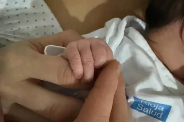 La imagen de la mano de su hija Alaia, que publicó la chef Carolina Sánchez en sus redes sociales. 