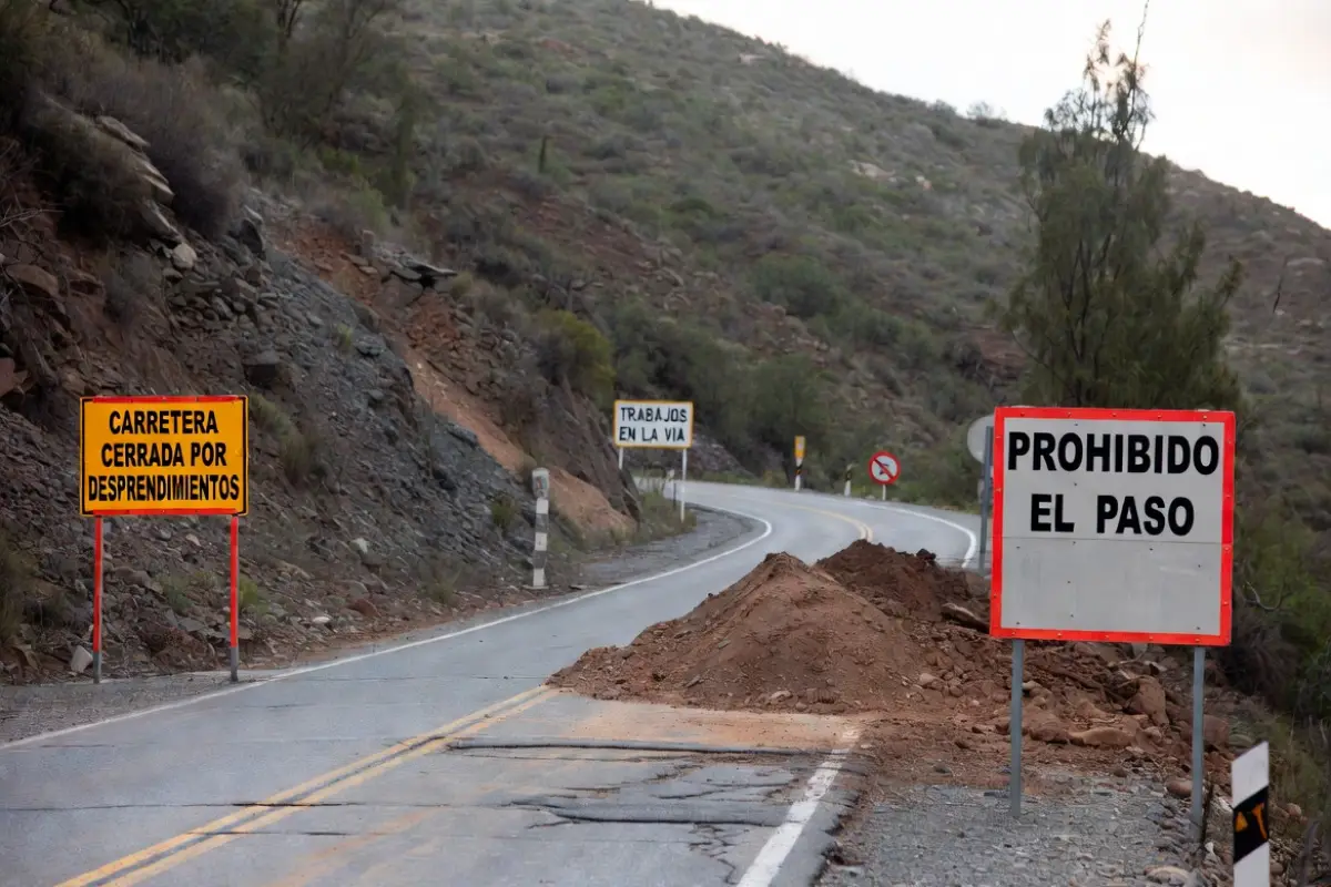 Derrumbes, socavamientos y mantenimiento vial mantienen tramos con paso limitado en varias carreteras del país, en medio del aumento de viajes por el feriado. Foto generada con IA.