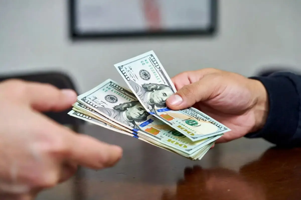 El salario básico unificado en Ecuador se fijó en 482 dólares para 2026, en medio del debate regional sobre productividad, informalidad y generación de empleo formal.