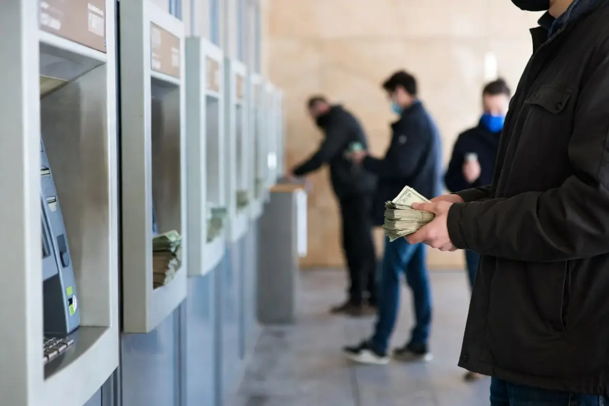 Tras la recesión de 2024, los bancos privados cerraron 2025 con un fuerte aumento de depósitos, impulsado por el ingreso de divisas y el rebote económico.