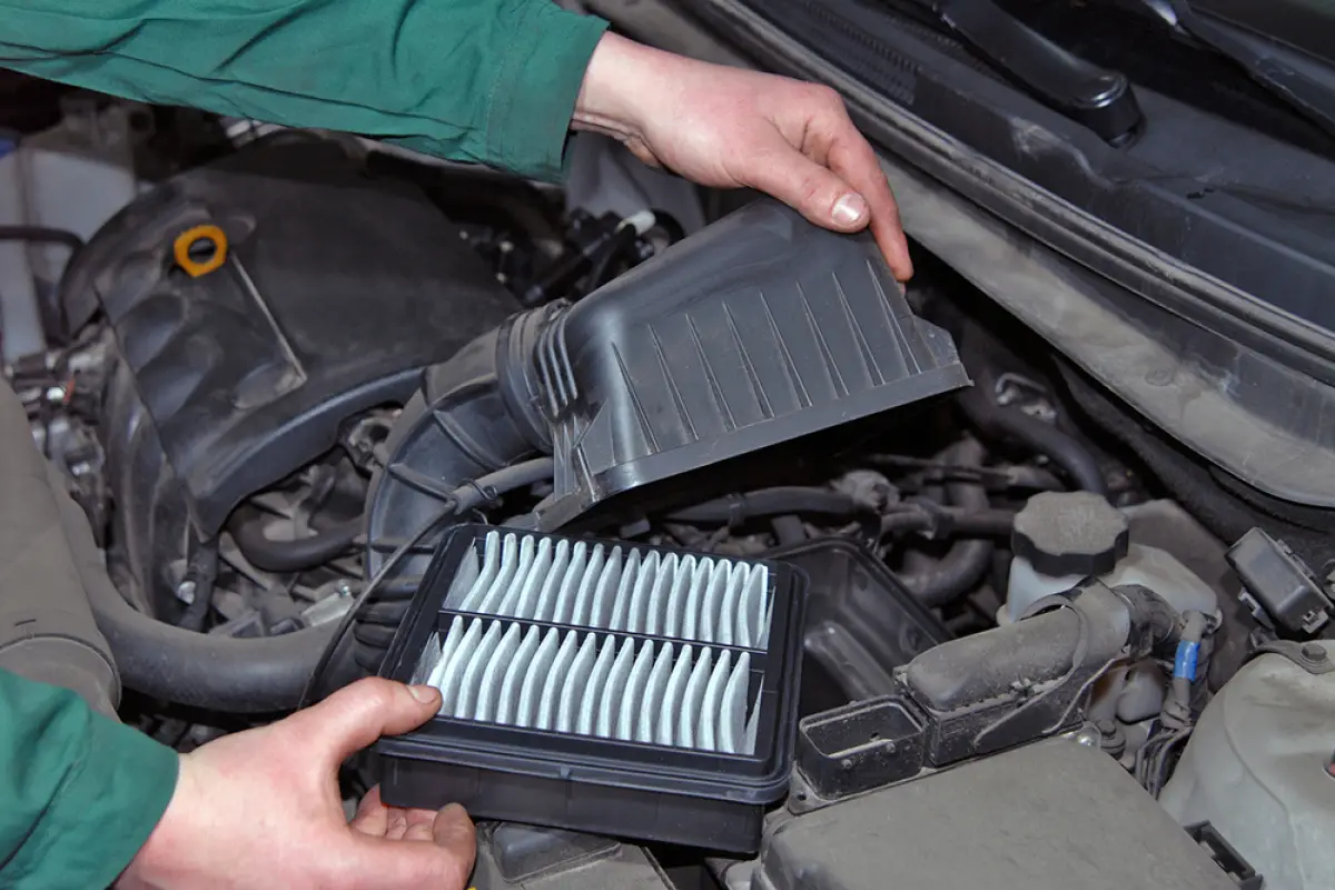 Un filtro de aire limpio garantiza que el motor reciba el oxígeno necesario para una combustión eficiente y protege los componentes internos del desgaste prematuro.
