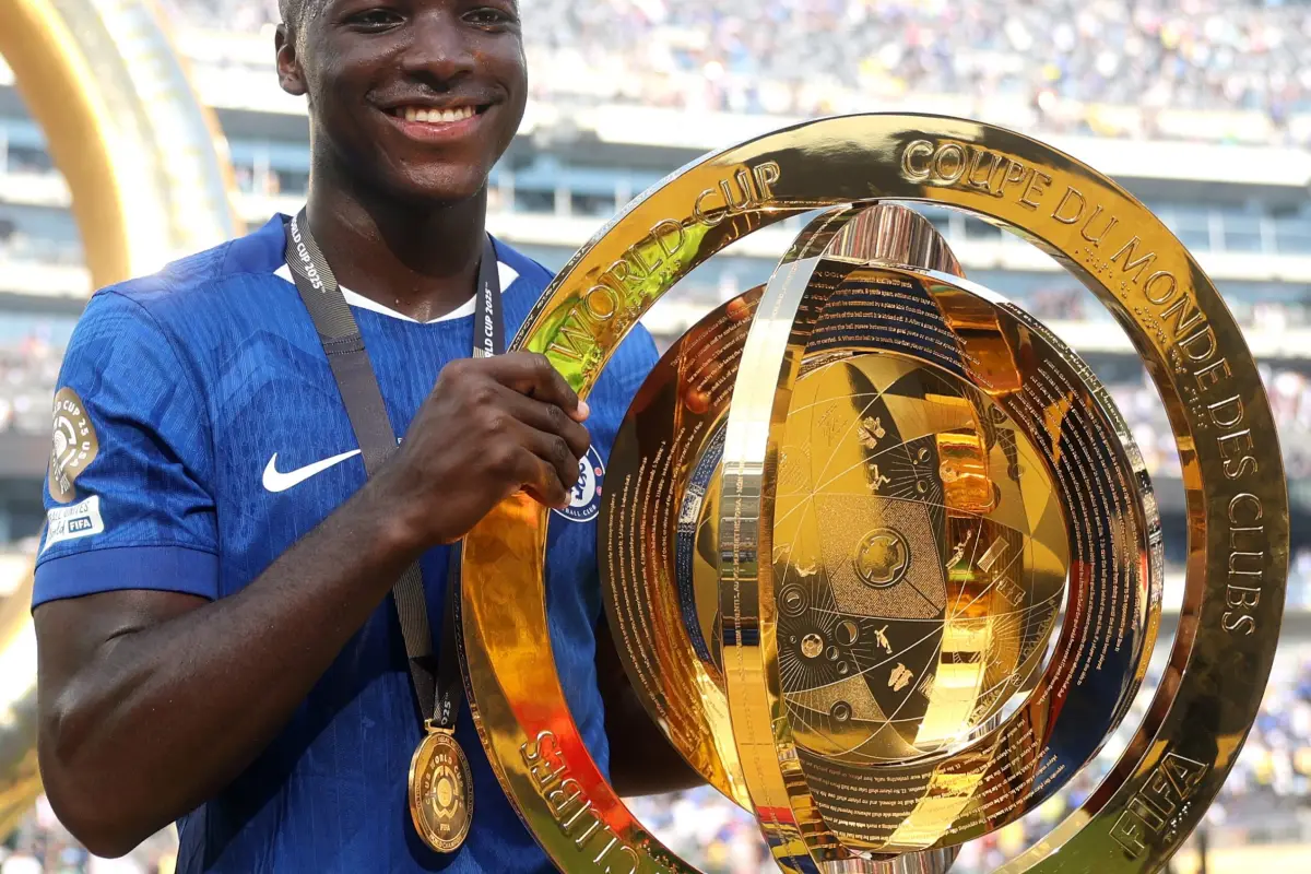 Prensa española sitúa a Moisés Caicedo como opción del FC Barcelona para reforzar el mediocampo
