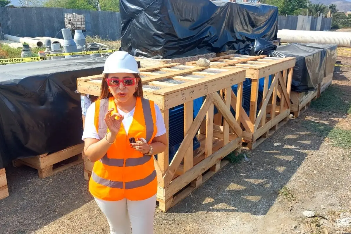 La alcaldesa Ángela Plúa muestra los motores que llegaron desde Brasil.