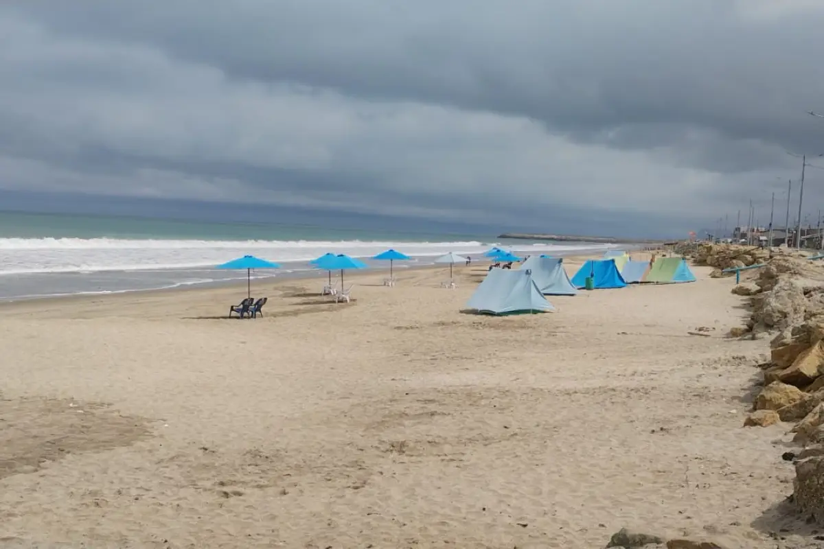 La playa es uno de los lugares favoritos de los ciudadanos para pasar los feriados. Foto: El Diario.
