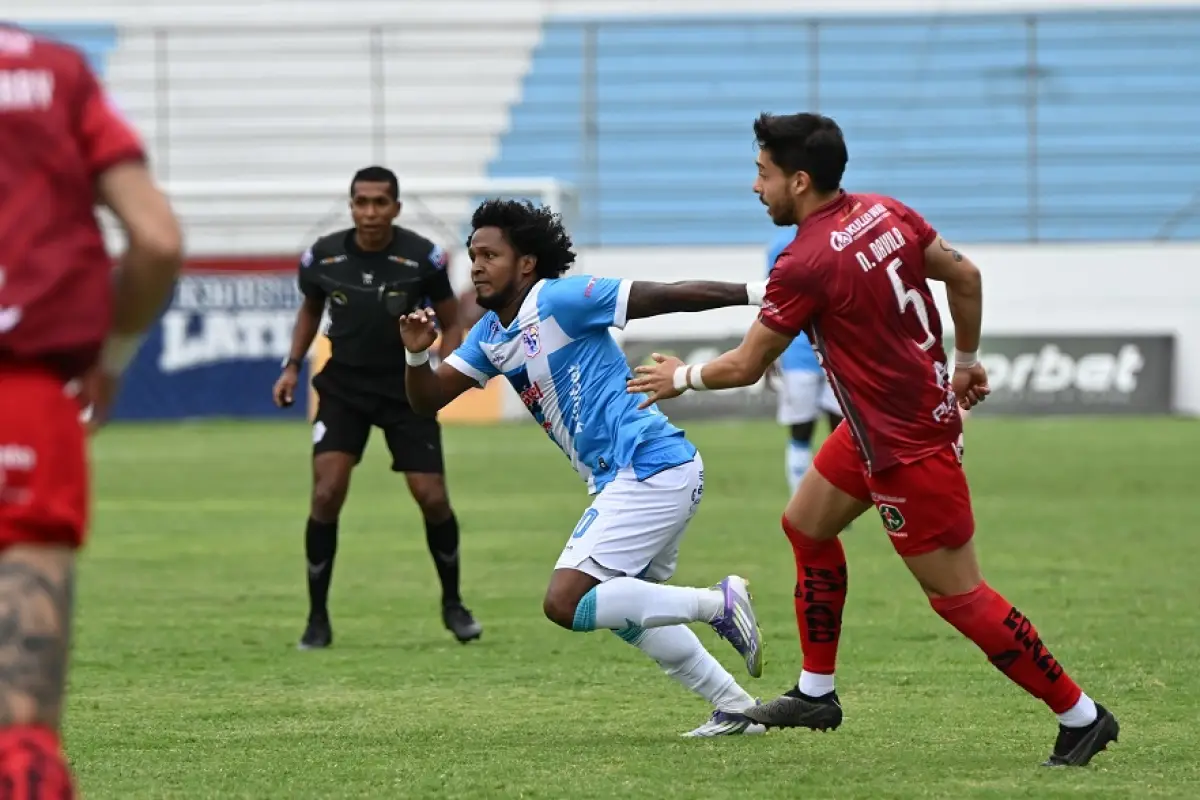 Cristhian Alemán (celeste) fue una de las figuras del Manta FC durante la temporada 2025.