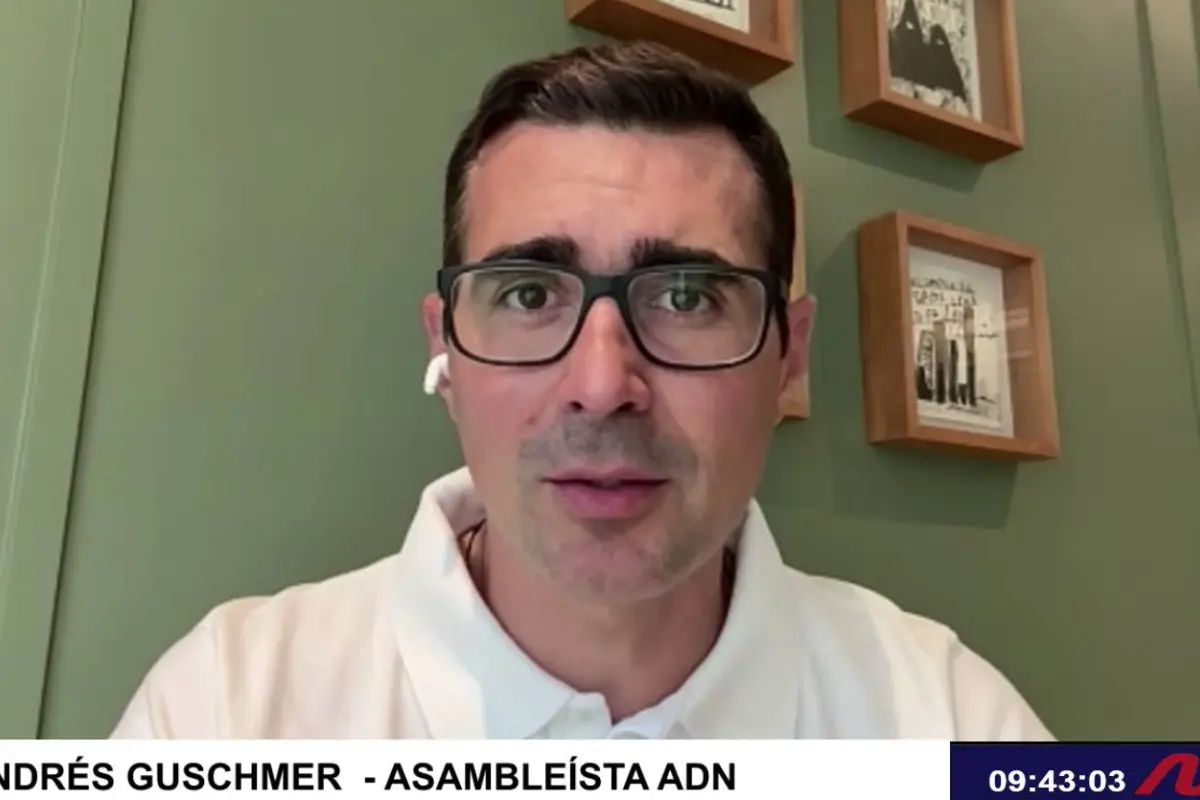 Andrés Guschmer, asambleísta de ADN, en una entrevista de Manavisión Plus.