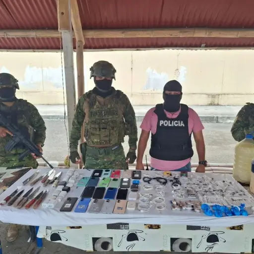 Ejército Ecuatoriano decomisa objetos prohibidos en centro penitenciario de El Rodeo, en Portoviejo, Manabí
