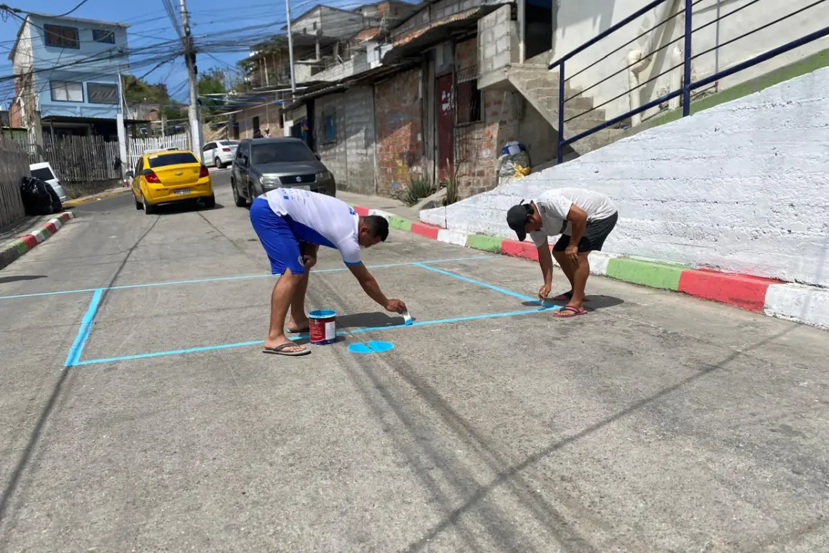 Vecinos del sector Abdón Calderón pintaron la cancha para un torneo y para el baile de fin de año. FOTO: La Marea. 