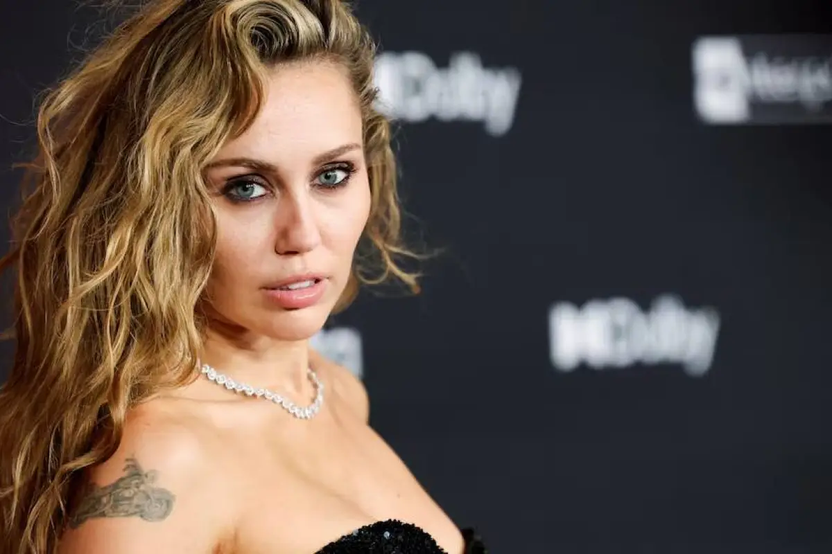 Jamie Lee sostiene que dio en adopción a Miley Cyrus (foto); la familia Cyrus niega la versión