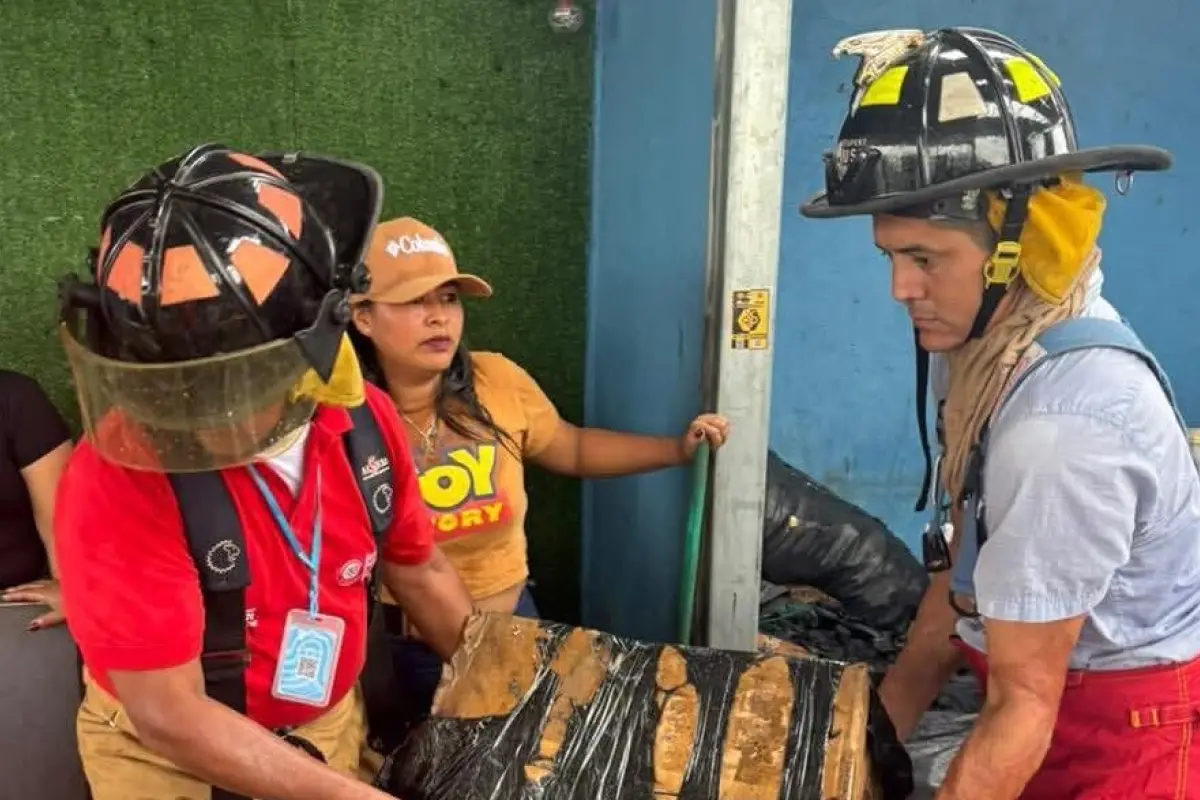 Los bomberos sacaron varios paquetes de pirotecnia de los que se evitó su explosión.