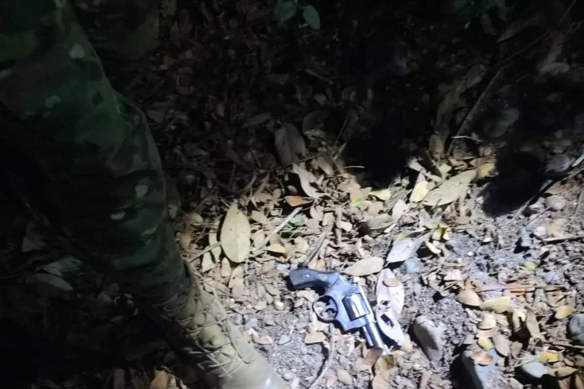 Fuerzas Armadas decomisan revólver y municiones en control militar en Puebloviejo, Los Ríos.