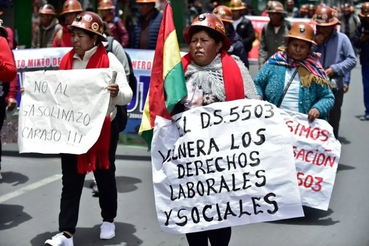 Trabajadores de varios sectores marcharon este lunes en La Paz para  pedir al gobierno centroderechista de Bolivia anular un decreto con el  que el presidente, Rodrigo Paz, incrementó el precio de los combustibles.