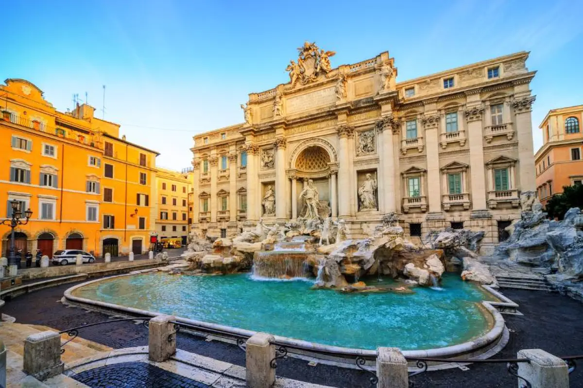 La Fontana de Trevi es una icónica fuente barroca ubicada en la Piazza di Trevi de Roma.