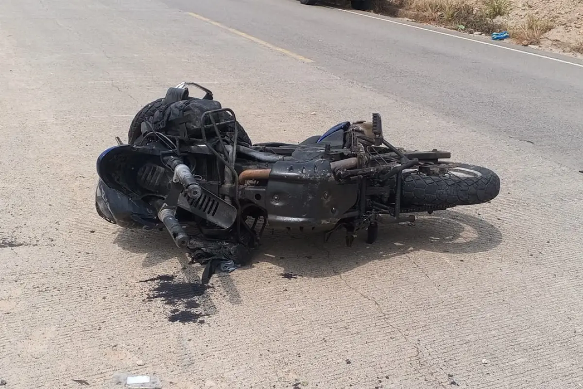 Una de las motocicletas quedó destruida producto del impacto., 