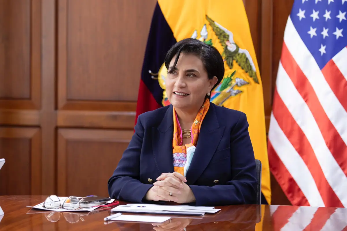 La Canciller recordó que en el referéndum de noviembre de 2025, los votantes rechazaron la autorización para instalar bases militares extranjeras en Ecuador.