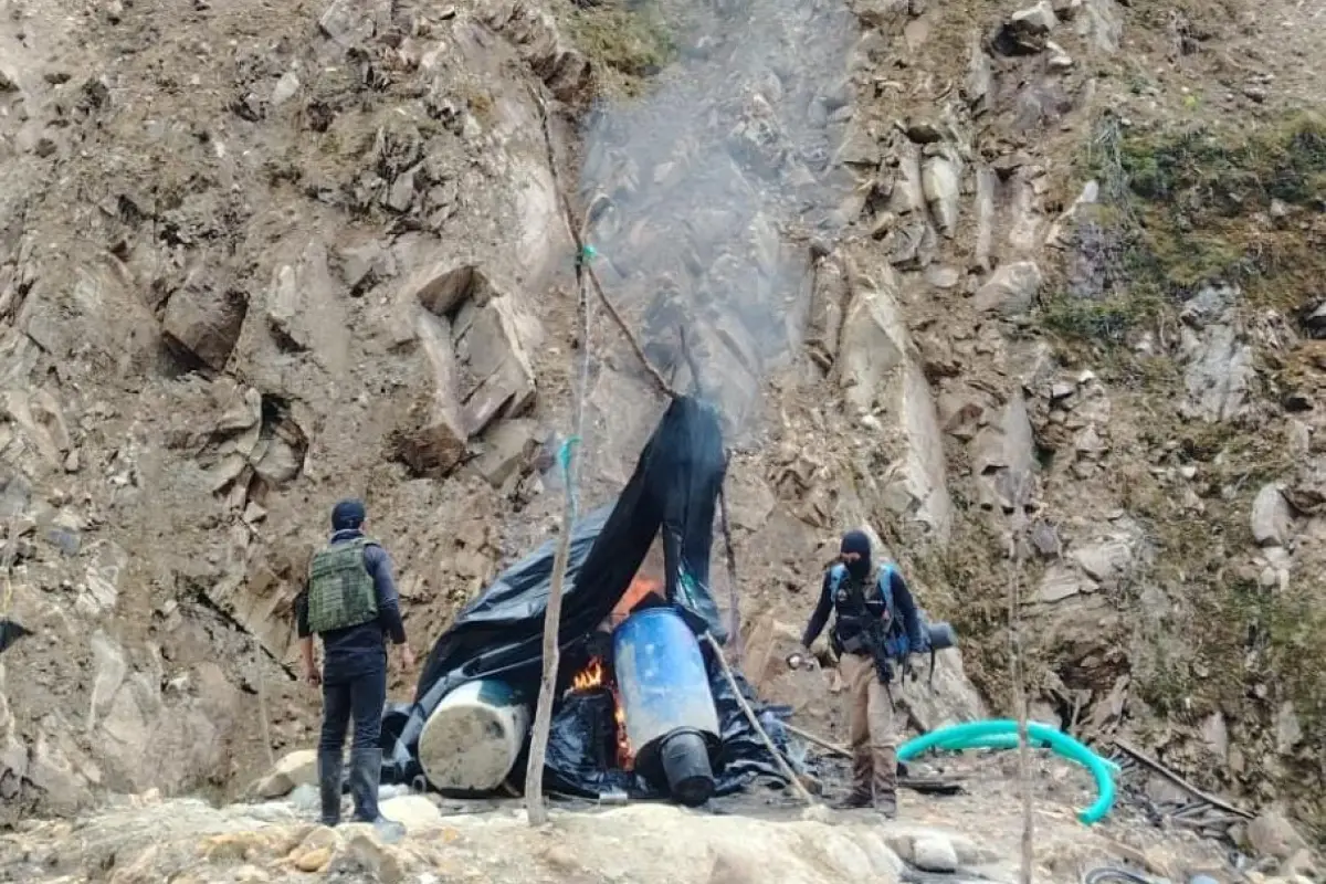Fuerzas Armadas inhabilitan maquinaria y campamentos en operativo contra minería ilegal en Sígsig, Azuay.