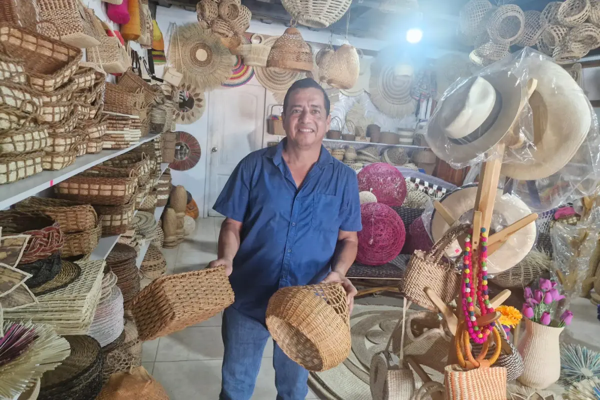 Joffre Pachay cuenta con un taller y un almacén en Montecristi, donde fabrica y vende muebles y accesorios de mimbre.

