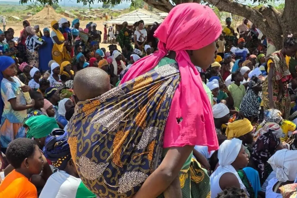 Familias recién desplazadas se reúnen al aire libre en el distrito de Erati, en la provincia de Nampula, al norte de Mozambique. Foto: Acnur. 