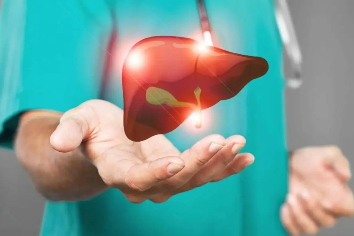 Ligada a obesidad, diabetes y síndrome metabólico, puede progresar a inflamación grave (MASH), fibrosis o cirrosis.