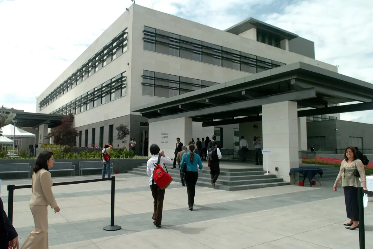 Las oficinas consulares no atenderán al público los días 24, 25 y 26 de diciembre de 2025, además del 1 y 2 de enero de 2026. Foto: Embajada y Consulado de EE.UU. en Ecuador.