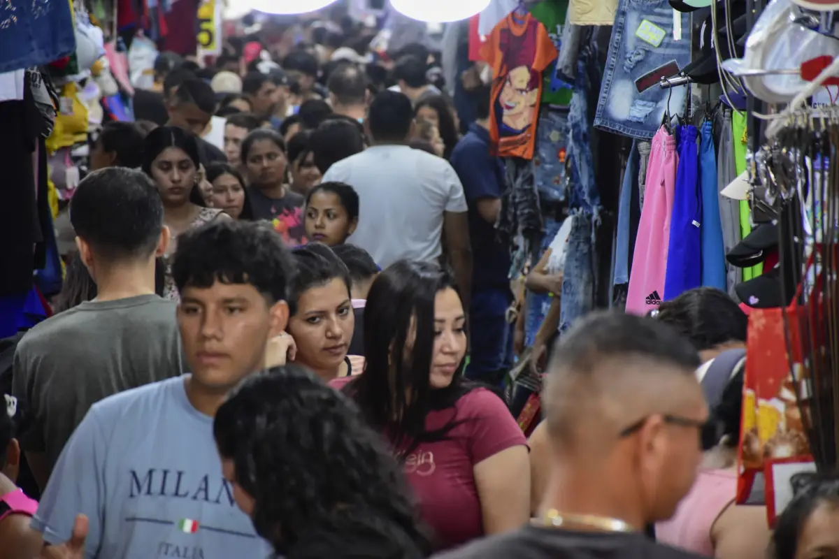 La Navidad congrega a cientos de personas en las zonas comerciales.