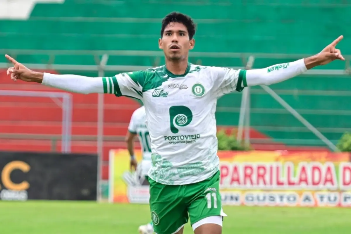 Andrews Delgado celebra uno de los goles que marcó con Liga de Portoviejo, 
