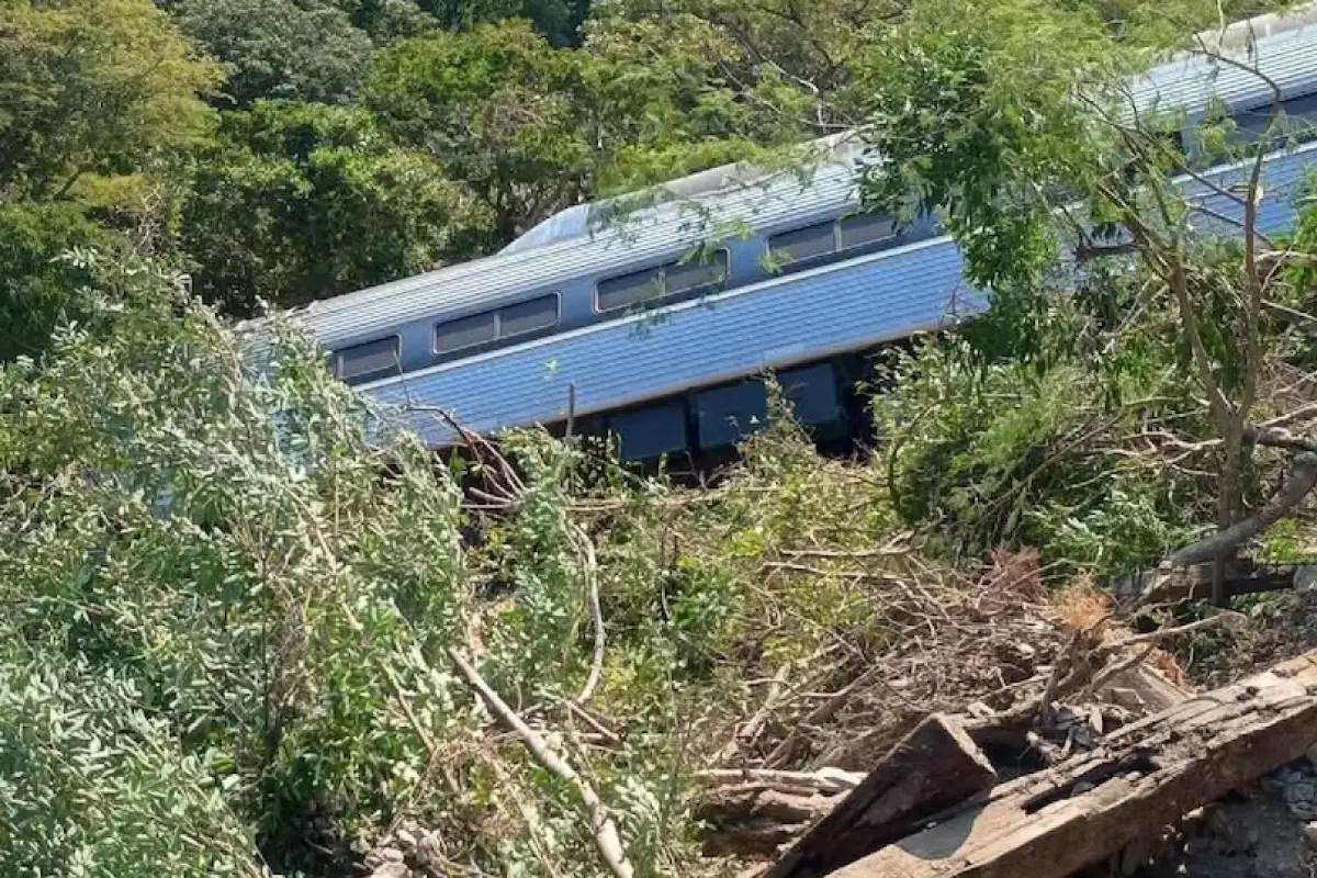 Dos locomotoras y cuatro vagones del Tren del Corredor Interoceánico se descarrilaron en México.